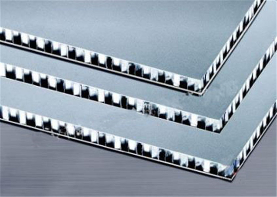 Porcellana Il tetto di alluminio riveste 6mm di pannelli, 10mm, 15mm, 20mm, peso leggero del centro del metallo del favo di 25mm fabbrica